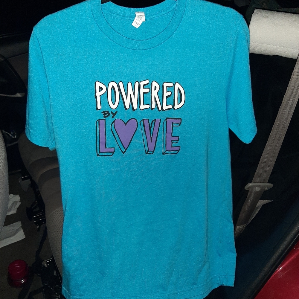 Clean Pre-owned T-hirt Powered by Love